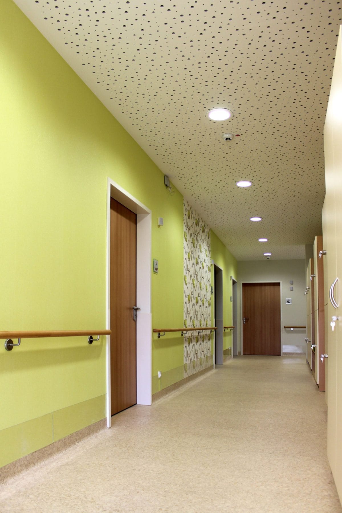 Neubau Tagespflege in modularer Bauweise, zertifiziertes Passivhaus | Wandelgang