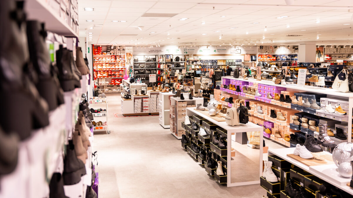 Modernisierung und energetische Sanierung einer Deichmann-Filiale durch Architekturbüro Planbar Architektur in Köln